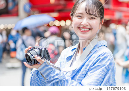 大阪の繫華街で趣味の写真撮影を楽しむ若くて可愛大阪の繫華街で趣味の写真い女性イメージ|大阪府内で撮影 大阪の繫華街で趣味の写真撮影を楽しむ若くて可愛大阪の繫華街で趣味の写真い女性イメージ|大阪府内で撮影 127679108