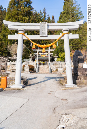 奥飛騨温泉郷の神社 神明神社 鳥居(いで湯まつりの会場)郷土芸能の鶏芸を奉納 岐阜県高山市奥飛騨温泉 奥飛騨温泉郷の神社 神明神社 鳥居(いで湯まつりの会場)郷土芸能の鶏芸を奉納 岐阜県高山市奥飛騨温泉 127679329