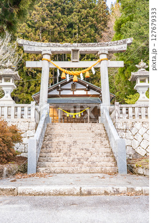 奥飛騨温泉郷の神社 神明神社 鳥居(いで湯まつりの会場)郷土芸能の鶏芸を奉納 岐阜県高山市奥飛騨温泉 奥飛騨温泉郷の神社 神明神社 鳥居(いで湯まつりの会場)郷土芸能の鶏芸を奉納 岐阜県高山市奥飛騨温泉 127679333