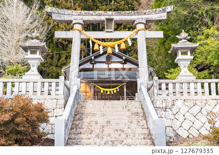 奥飛騨温泉郷の神社 神明神社 鳥居(いで湯まつりの会場)郷土芸能の鶏芸を奉納 岐阜県高山市奥飛騨温泉 奥飛騨温泉郷の神社 神明神社 鳥居(いで湯まつりの会場)郷土芸能の鶏芸を奉納 岐阜県高山市奥飛騨温泉 127679335