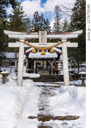 白猿伝説（開湯伝説）の平湯神社　鳥居（平湯温泉の鎮守）　岐阜県高山市奥飛騨温泉郷平湯 127679346