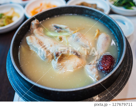 本場韓国の参鶏湯（サムゲタン） 127679711