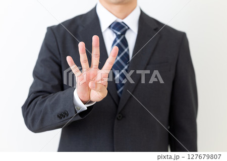 4本指を立てるスーツを着たミドル男性ビジネスマン 4本指を立てるスーツを着たミドル男性ビジネスマン 127679807