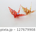 白い背景の上の折り鶴 127679908