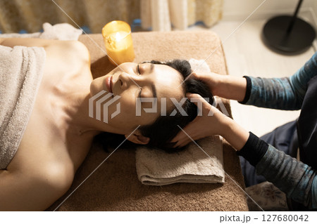 ヘッドマッサージの施術を受ける女性 ヘッドマッサージの施術を受ける女性 127680042
