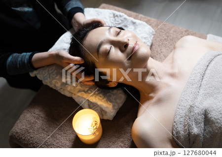 ヘッドマッサージの施術を受ける女性 ヘッドマッサージの施術を受ける女性 127680044