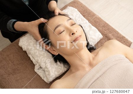 ヘッドマッサージの施術を受ける女性 ヘッドマッサージの施術を受ける女性 127680047