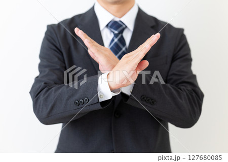 バツサインをするスーツを着たミドル男性ビジネスマン バツサインをするスーツを着たミドル男性ビジネスマン 127680085