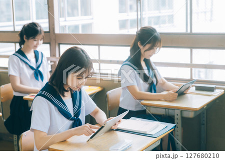 授業でタブレットを使う高校生 127680210