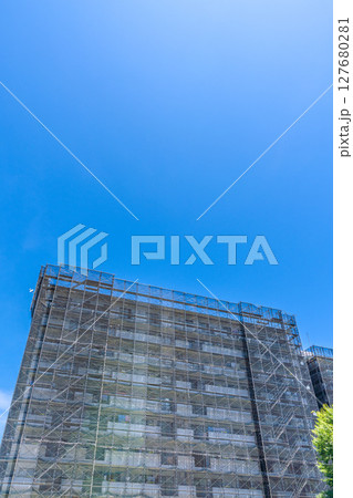 日本の横浜都市景観　マンションの補修や点検等、足場や防護ネットなど。ネットの外に衛星アンテナが… 127680281