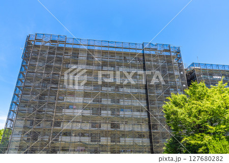 日本の横浜都市景観 マンションの補修や点検等、足場や防護ネットなど。ネットの外に衛星アンテナが… 日本の横浜都市景観 マンションの補修や点検等、足場や防護ネットなど。ネットの外に衛星アンテナが… 127680282