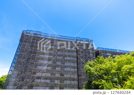 日本の横浜都市景観 マンションの補修や点検等、足場や防護ネットなど。ネットの外に衛星アンテナが… 日本の横浜都市景観 マンションの補修や点検等、足場や防護ネットなど。ネットの外に衛星アンテナが… 127680284