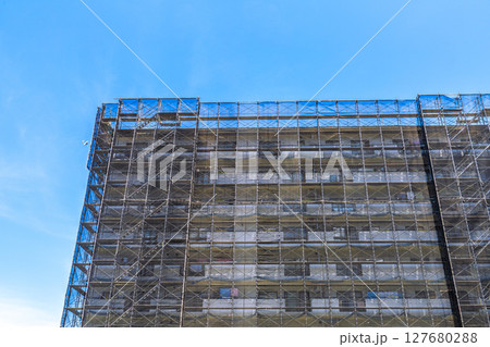 日本の横浜都市景観 マンションの補修や点検等、足場や防護ネットなど。ネットの外に衛星アンテナが… 日本の横浜都市景観 マンションの補修や点検等、足場や防護ネットなど。ネットの外に衛星アンテナが… 127680288