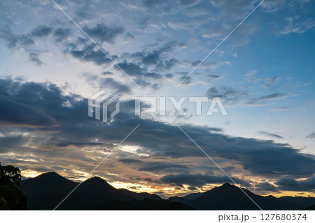 夕暮れの山並みに浮かぶドラマチックな雲 127680374