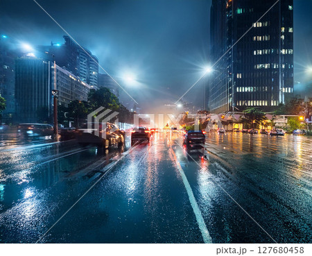 夜の都会を走る車の光跡 夜の都会を走る車の光跡 127680458