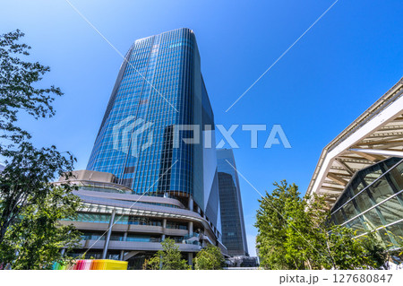 日本の東京都市景観 高輪ゲートウェイ駅前の高輪ゲートウェイシティなどを望む=2025年6月22日 日本の東京都市景観 高輪ゲートウェイ駅前の高輪ゲートウェイシティなどを望む=2025年6月22日 127680847