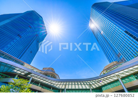 日本の東京都市景観 高輪ゲートウェイ駅前の高輪ゲートウェイシティなどを望む=2025年6月22日 日本の東京都市景観 高輪ゲートウェイ駅前の高輪ゲートウェイシティなどを望む=2025年6月22日 127680852