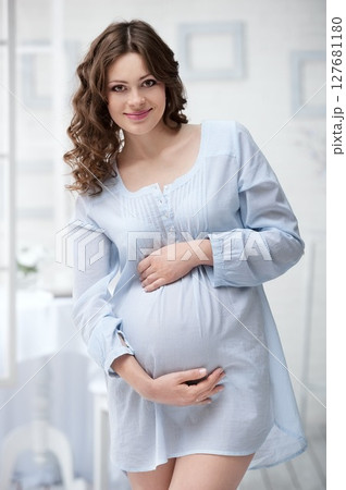Portrait of the young pregnant woman 127681180