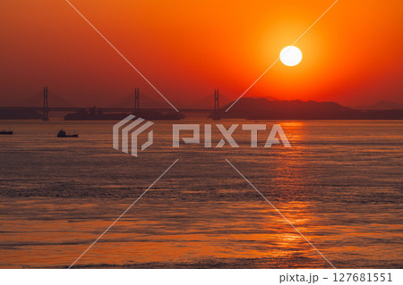 《香川県》瀬戸大橋と大海原の夕景 127681551