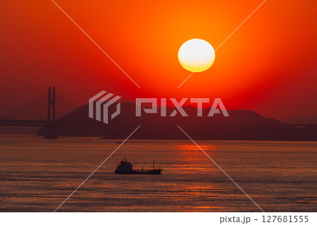 《香川県》瀬戸大橋と大海原の夕景 《香川県》瀬戸大橋と大海原の夕景 127681555