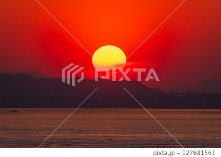 《香川県》瀬戸大橋と大海原の夕景 127681561