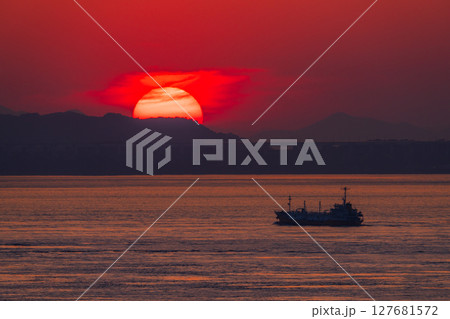 《香川県》瀬戸大橋と大海原の夕景 127681572