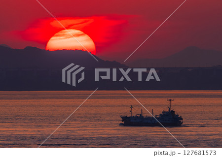 《香川県》瀬戸大橋と大海原の夕景 《香川県》瀬戸大橋と大海原の夕景 127681573
