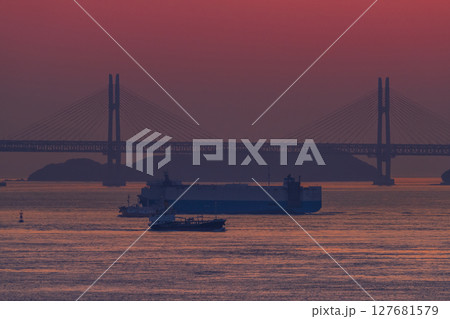 《香川県》瀬戸大橋と大海原の夕景 《香川県》瀬戸大橋と大海原の夕景 127681579