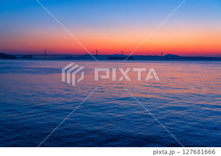 《香川県》瀬戸大橋と大海原の夕景 《香川県》瀬戸大橋と大海原の夕景 127681666