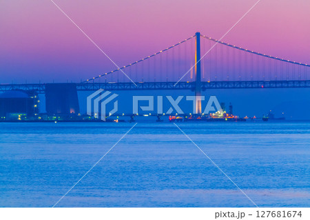 《香川県》瀬戸大橋と大海原の夕景 127681674