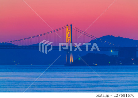 《香川県》瀬戸大橋と大海原の夕景 《香川県》瀬戸大橋と大海原の夕景 127681676