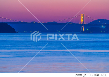 《香川県》瀬戸大橋と大海原の夕景 《香川県》瀬戸大橋と大海原の夕景 127681684