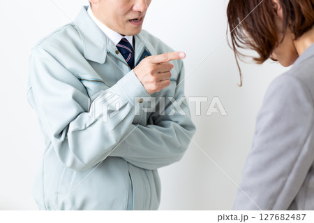 部下を叱責する社長 127682487