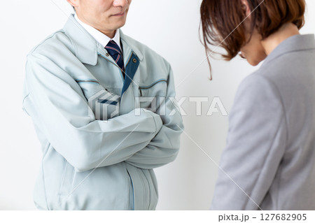 部下を叱責する社長 127682905