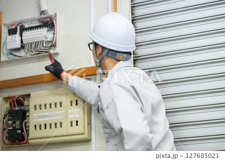 工場を点検する作業員男性 127685021