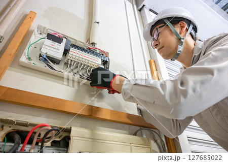 工場を点検する作業員男性 127685022