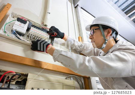 工場を点検する作業員男性 127685023