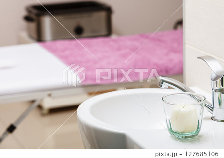 Focused sink with candle in beautician spa salon Focused sink with candle in beautician spa salon 127685106