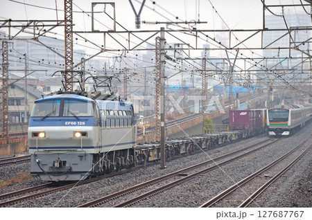 東海道本線 相模貨物 JR貨物 EF66-129(吹田) JR東日本 E233系3000番台 東海道本線 相模貨物 JR貨物 EF66-129(吹田) JR東日本 E233系3000番台 127687767