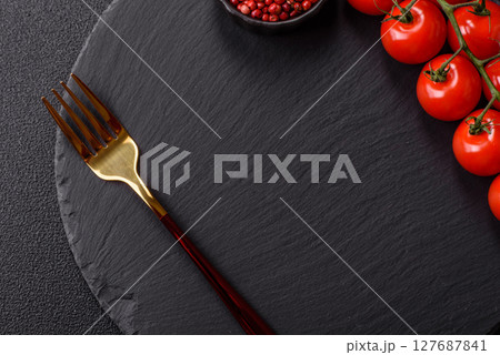 Empty plate with fork, cutlery for dinner table Empty plate with fork, cutlery for dinner table 127687841