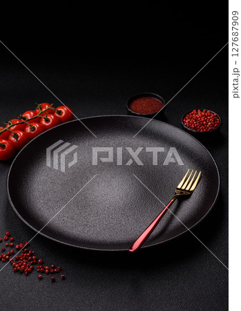 Empty plate with fork, cutlery for dinner table 127687909
