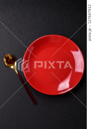Empty plate with spoon, cutlery for dinner table 127687912