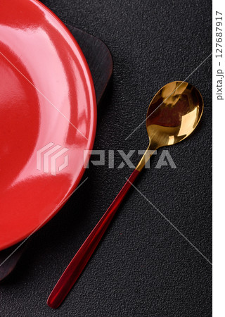 Empty plate with spoon, cutlery for dinner table 127687917