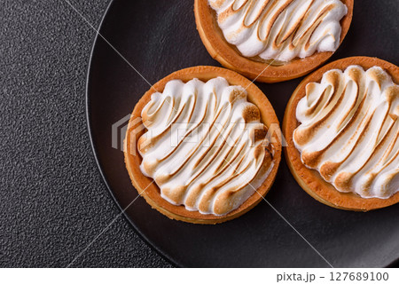 Lemon tart, meringue pie or fruit cream tart 127689100
