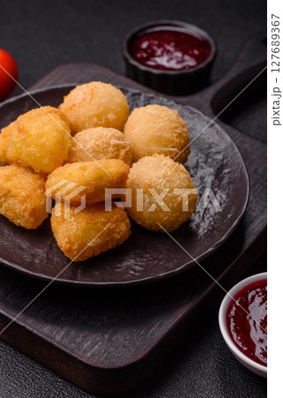 Fried mozzarella or brie cheese with cranberry or raspberry sauce 127689367