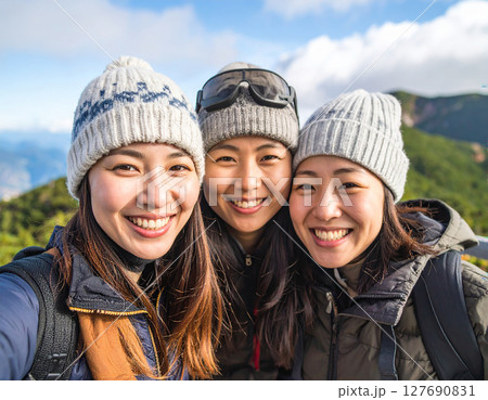 山頂で記念撮影する3人の日本人 127690831