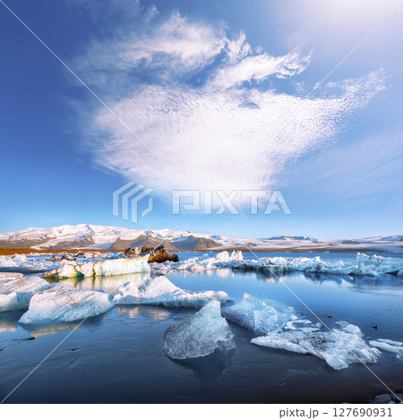 Ramarkable floating icebergs in Jokulsarlon glacier lagoon. 127690931