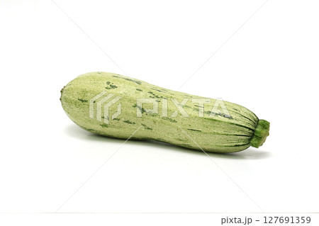 白背景のズッキーニ 127691359