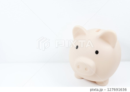 節約や貯金をイメージさせるシンプルな貯金箱の写真 節約や貯金をイメージさせるシンプルな貯金箱の写真 127691636