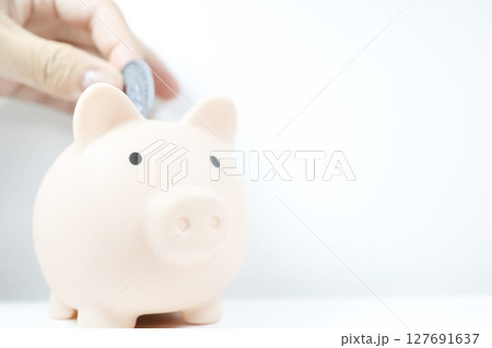 節約や貯金をイメージさせるシンプルな貯金箱の写真 127691637